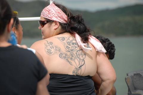 毛利女背上的刺青图案：塔尔拉克火山和她毛利家族标志
